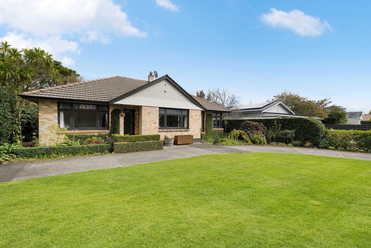 27 Nixon Street, Hamilton East, Hamilton - Carousel 17