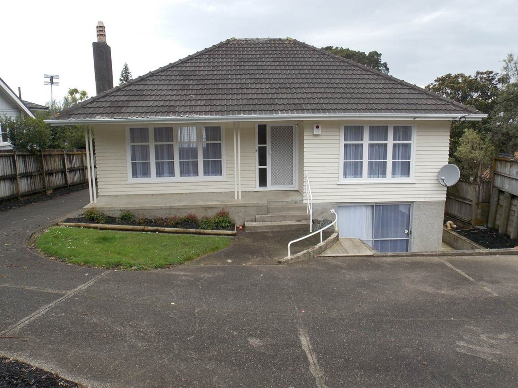 1 Lynwood Road, New Lynn, Auckland - Carousel 1