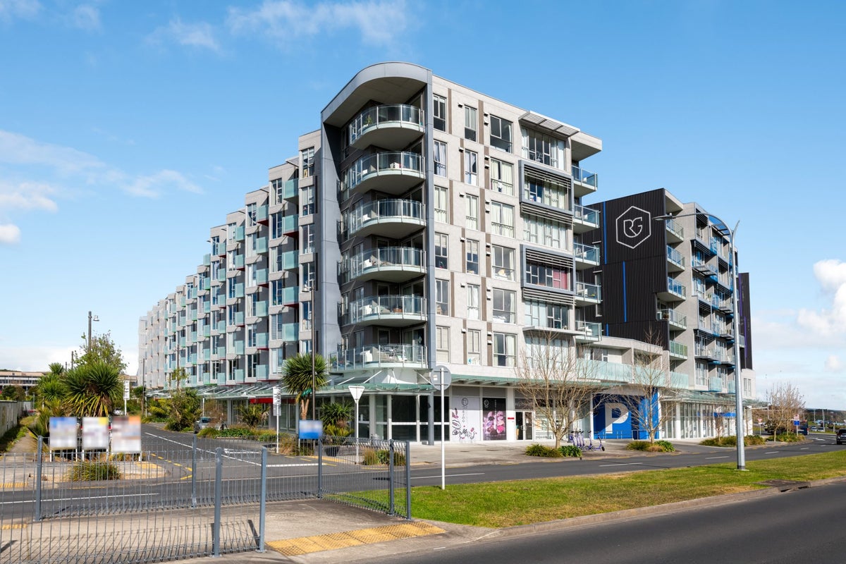 203/1 Rose Garden Lane, Albany, Auckland - Carousel 1