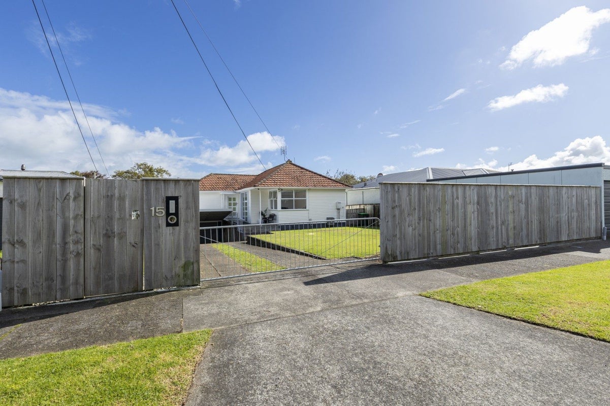 15 Tarahua Road, Vogeltown, New Plymouth - Carousel 28