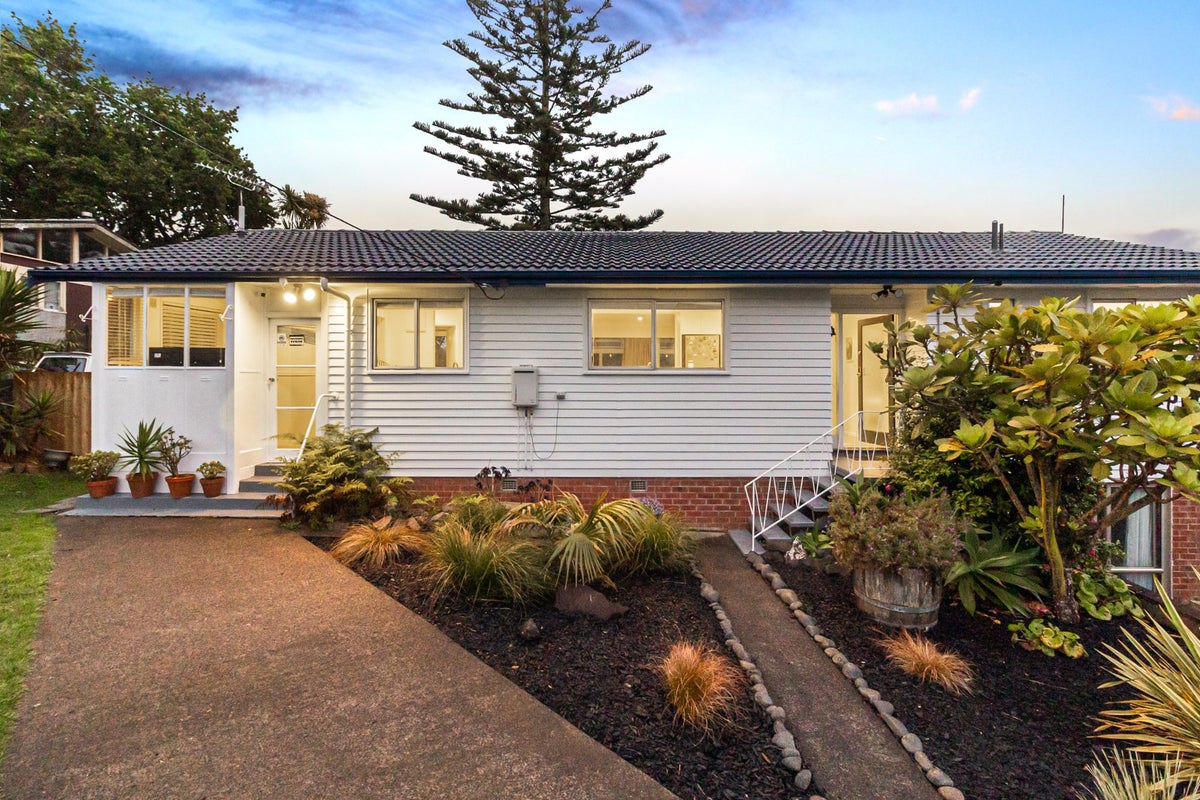 17 Lincoln Park Avenue, Massey, Auckland - Carousel 1