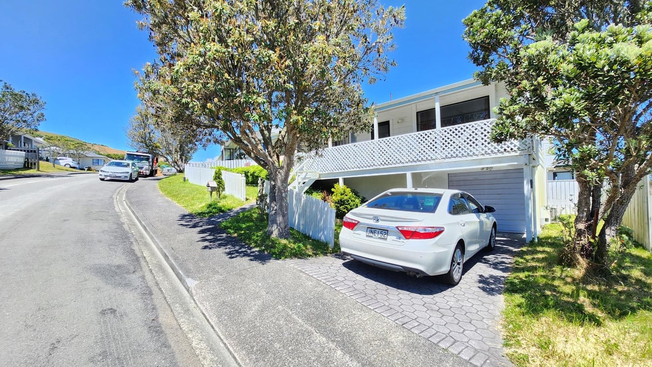 4A Glenwood Grove, Woodridge, Wellington - Carousel 1