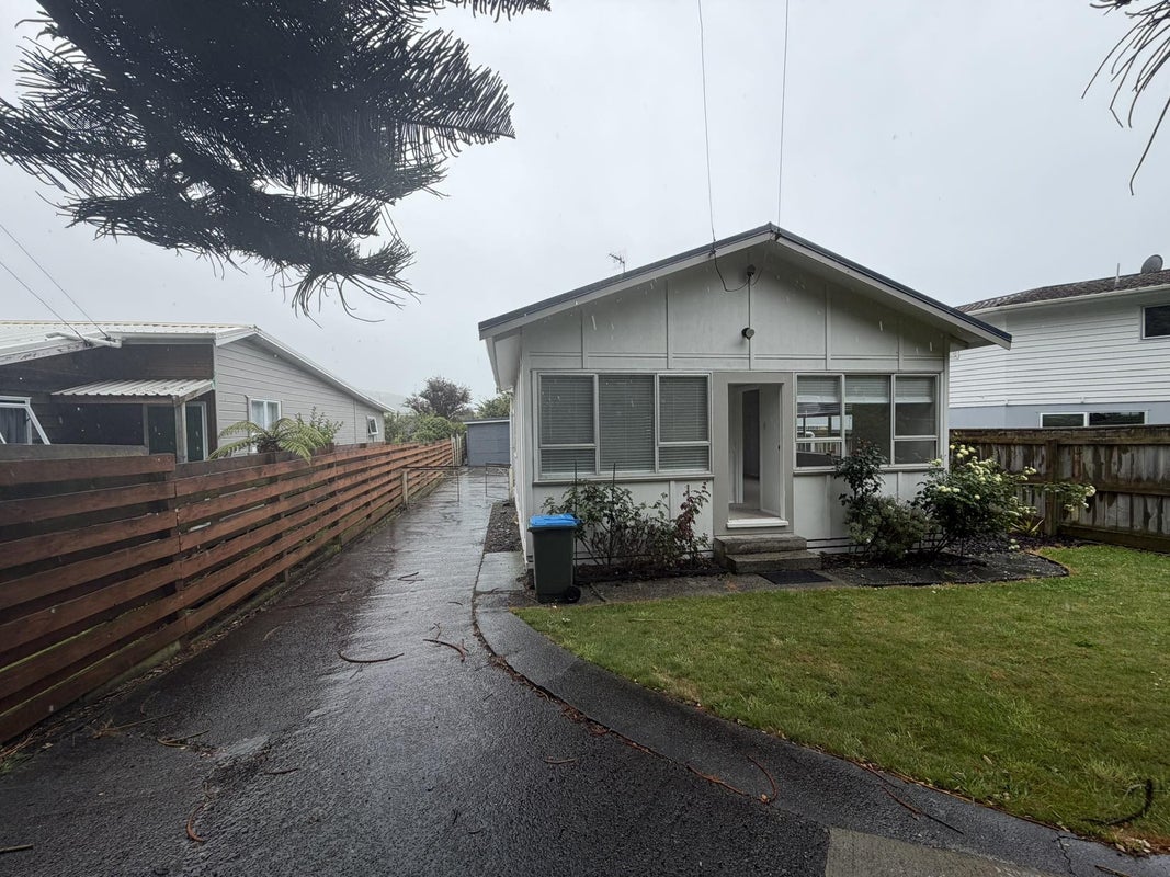 27 Paremata Crescent, Paremata, Porirua - Carousel 1