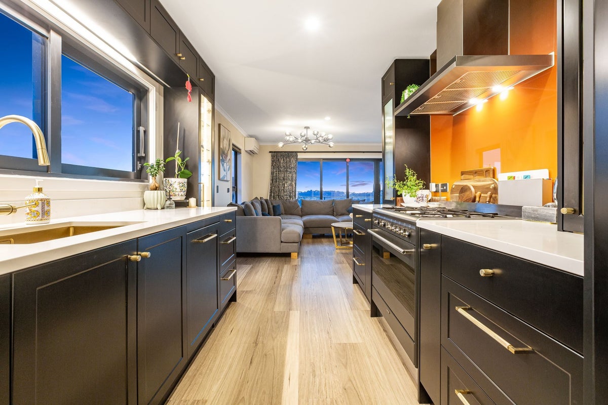 9 Trysail Place, Whitby, Porirua - Carousel 2