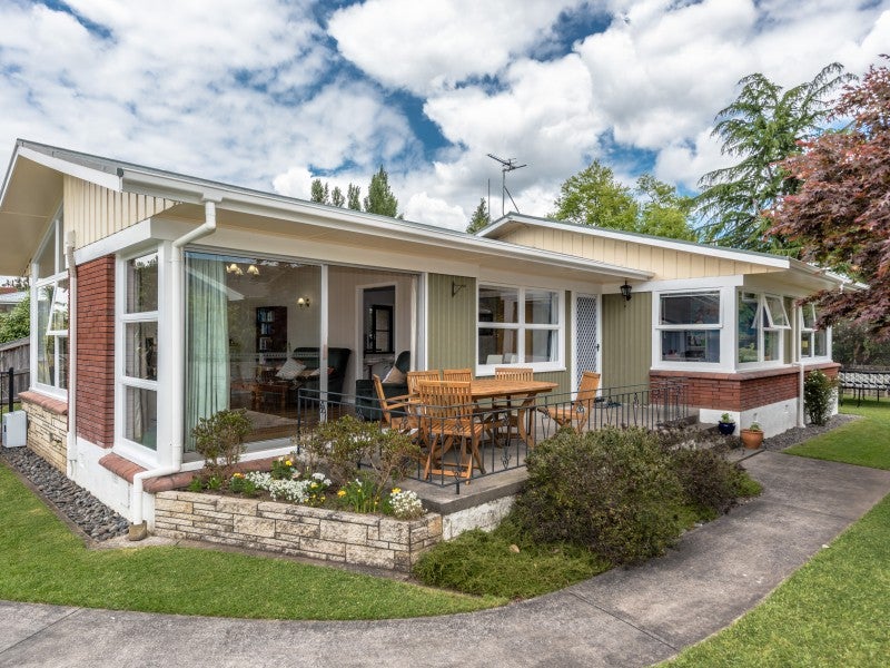 29 Hooker Avenue, Chedworth, Hamilton - Carousel 1