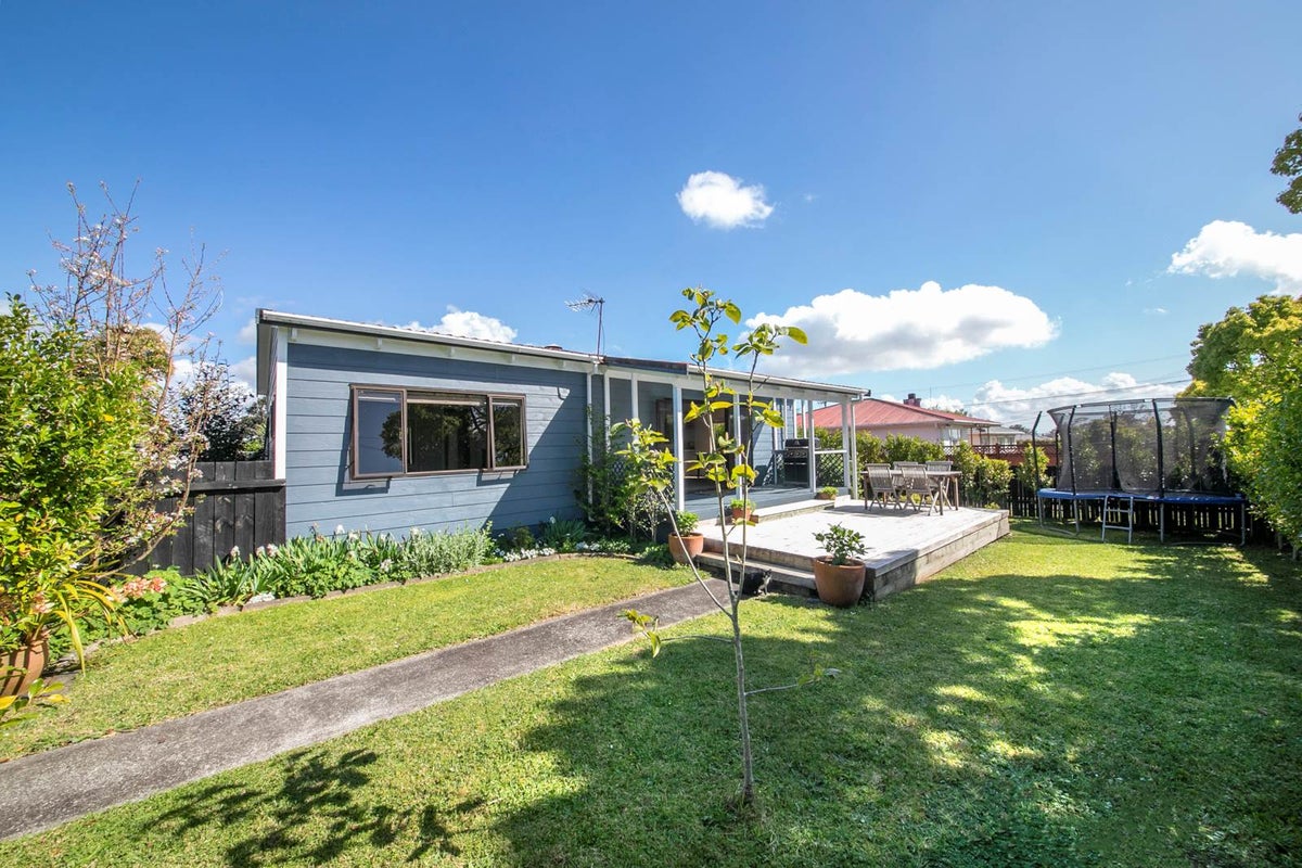 1/16 Koromiko Street, New Lynn, Auckland - Carousel 1
