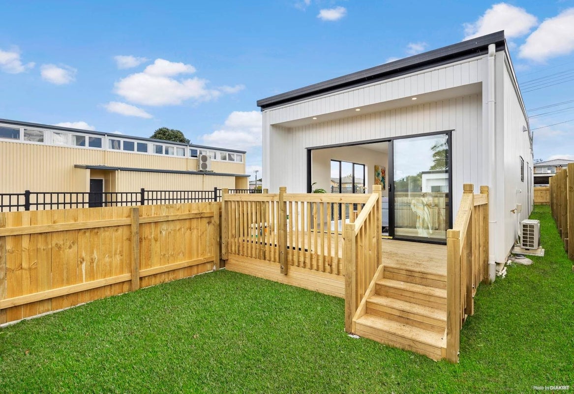 63A Flanshaw Road, Te Atatu South, Auckland - Carousel 1