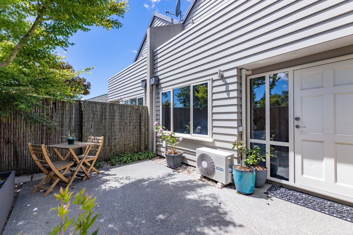 2A Defoe Place, Waltham, Christchurch - Carousel 2