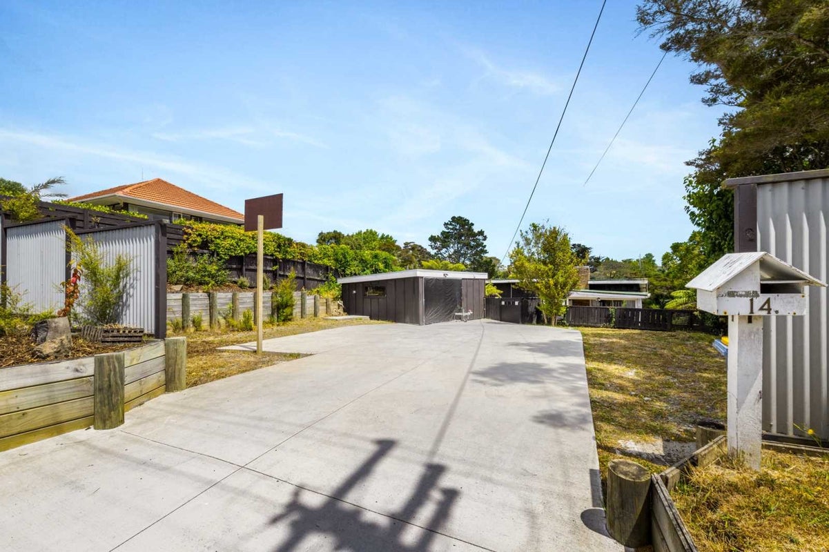 14 Fairmount Road, Titirangi, Auckland - Carousel 2