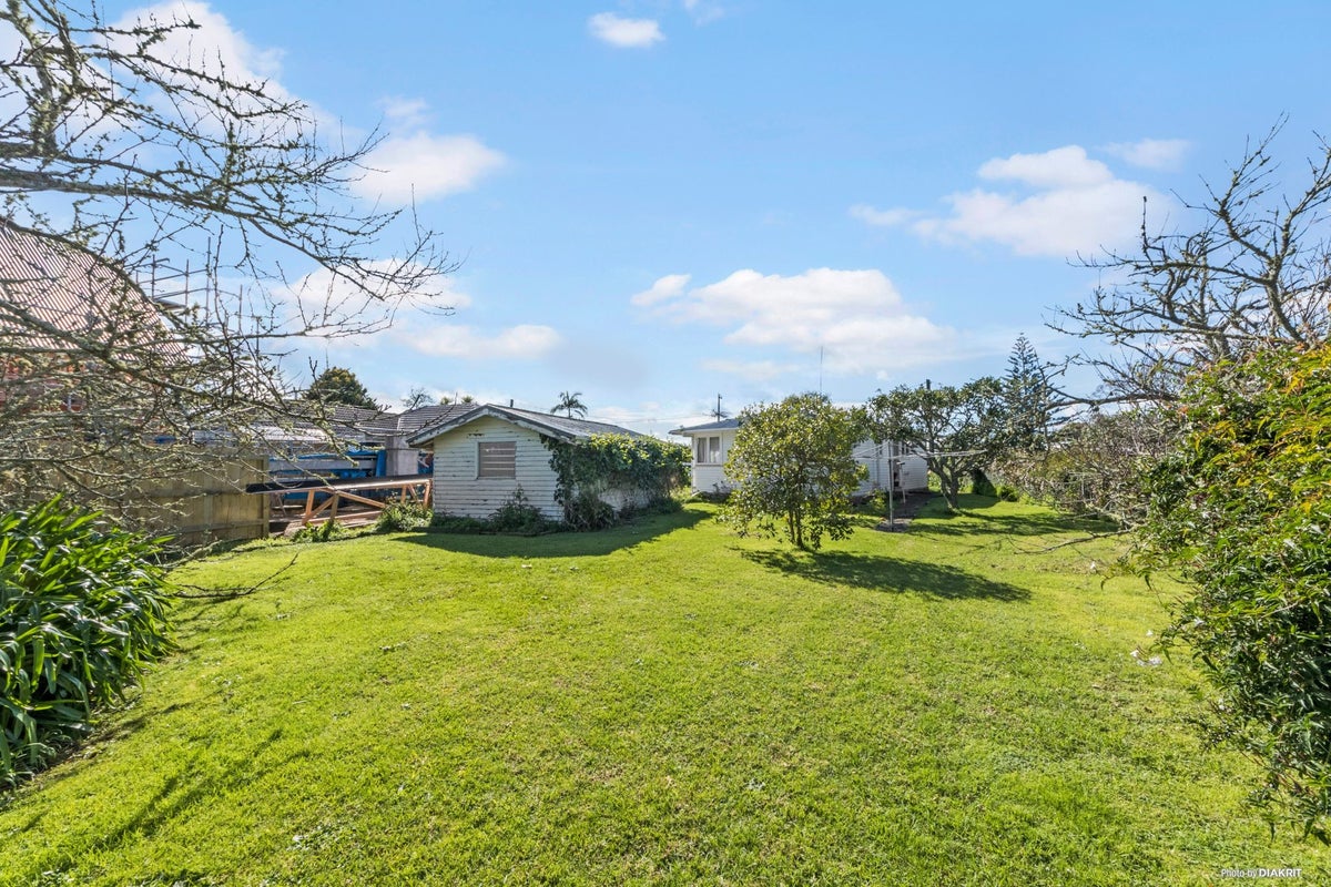 37 Neil Avenue, Te Atatu Peninsula, Auckland - Carousel 2