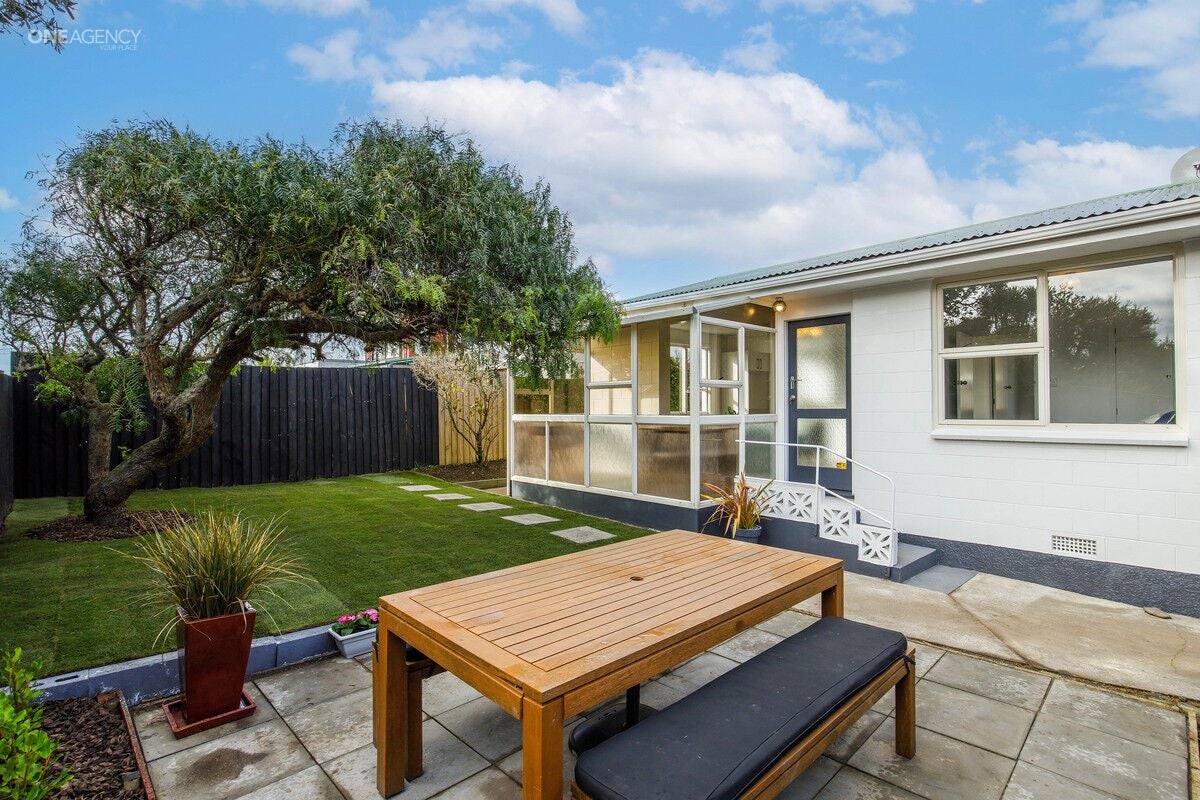 2/5 Howe Street, New Brighton, Christchurch - Carousel 1