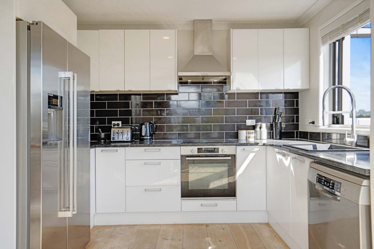 2/35 Robbies Road, Shelly Park, Auckland - Carousel 2