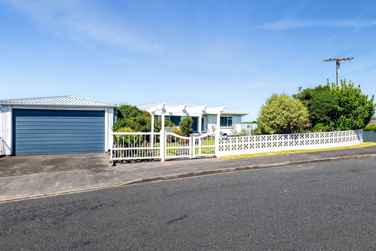 1 Catherine Crescent, Moturoa, New Plymouth - Carousel 2