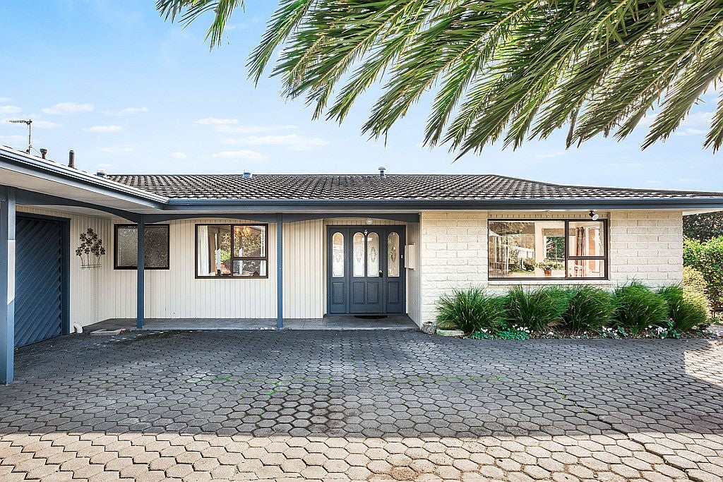 7 Observatory Close, Whitby, Porirua - Carousel 1