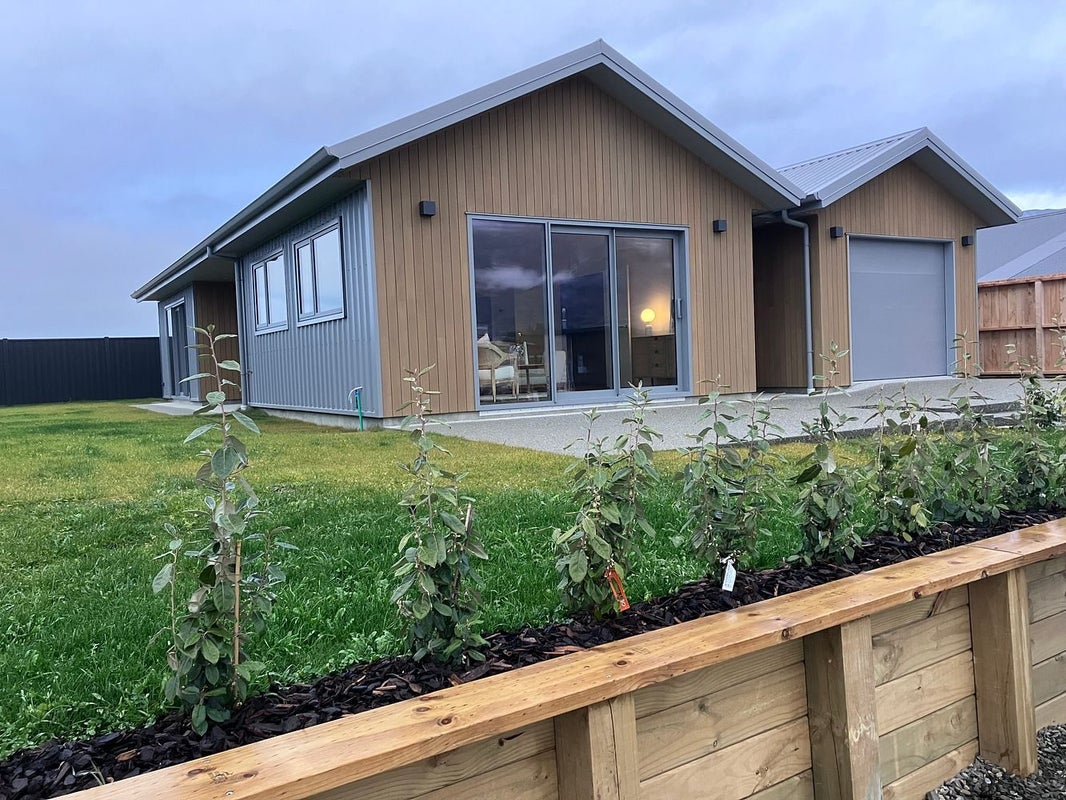 44 Doug Ledgerwood Drive, WANAKA - Carousel 1
