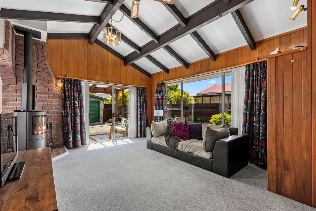 18 Denver Grove, Totara Park, Upper Hutt - Carousel 2