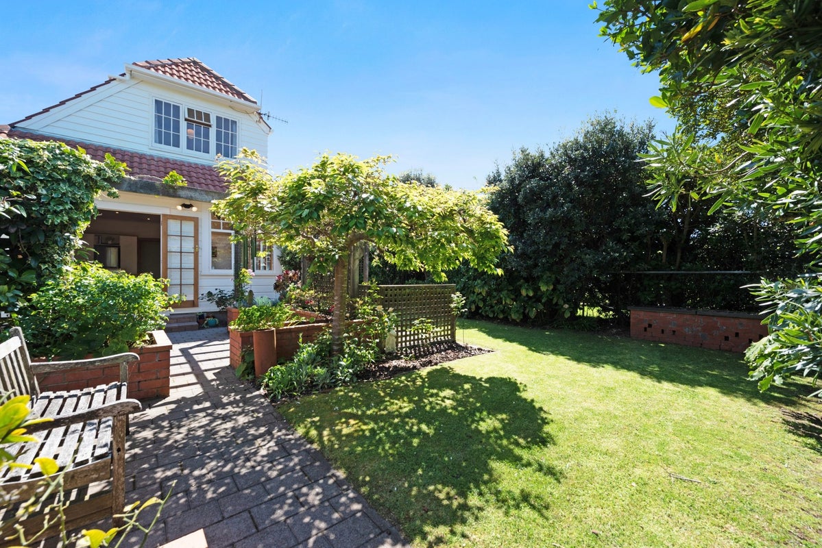 9 Falkirk Avenue, Seatoun, Wellington - Carousel 1