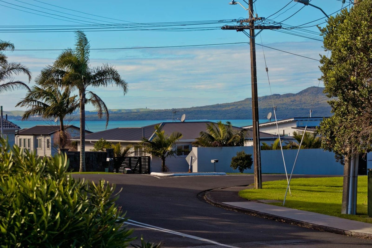 1 Marsh Avenue, Forrest Hill, Auckland - Carousel 2