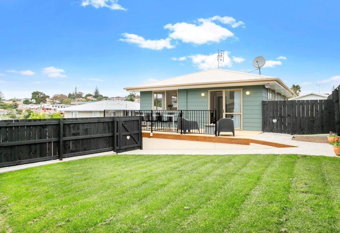 10A Whittle Place, New Windsor, Auckland - Carousel 1