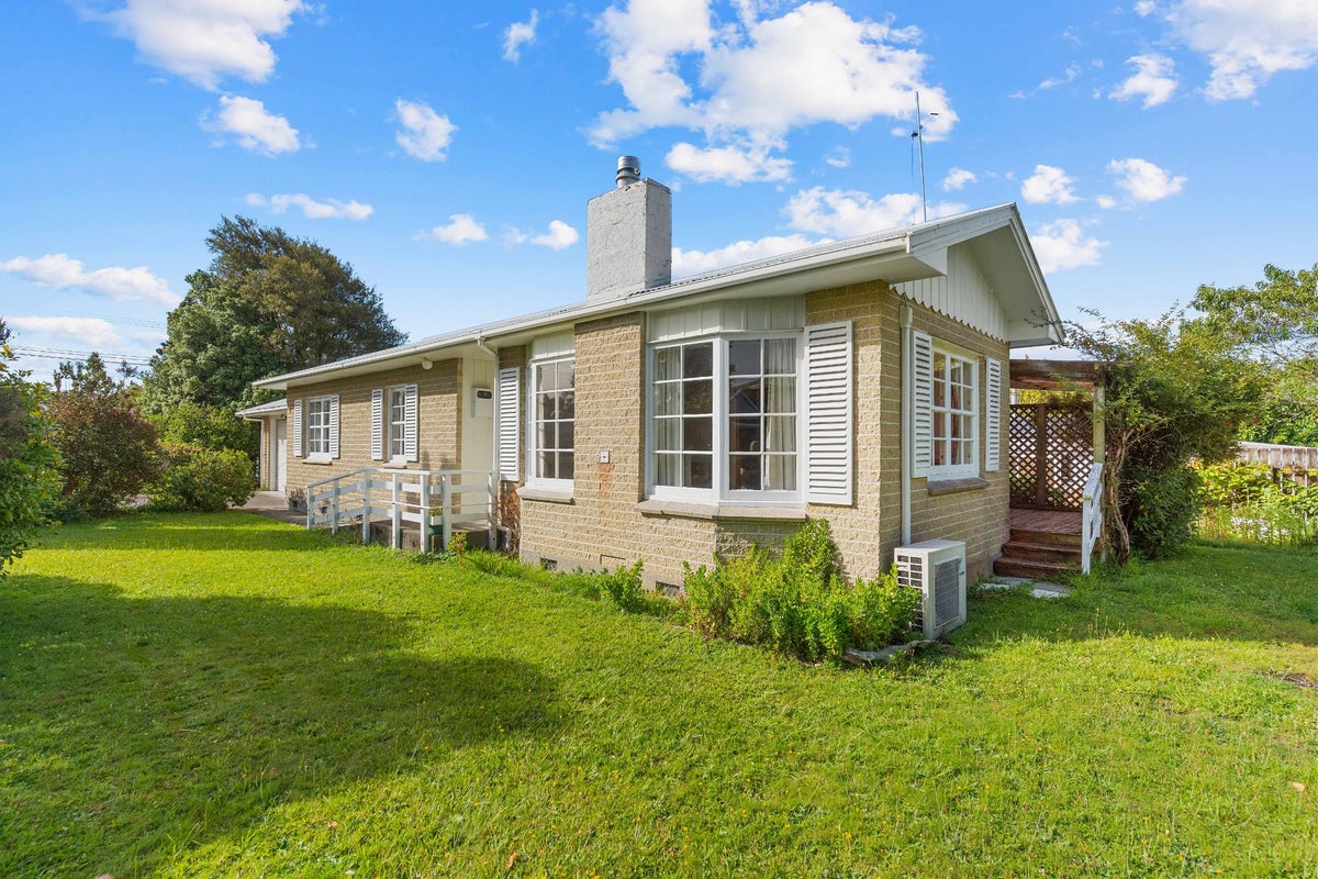 1 Skipage Grove, Featherston - Carousel 1