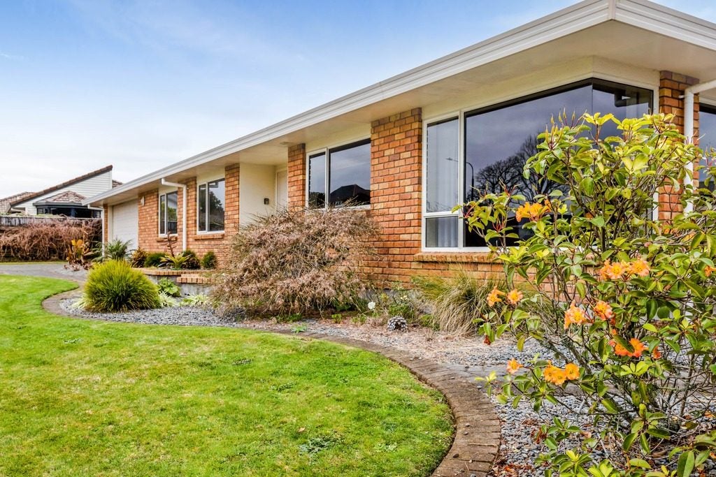 18 Kinross Drive, Merrilands, New Plymouth - Carousel 1