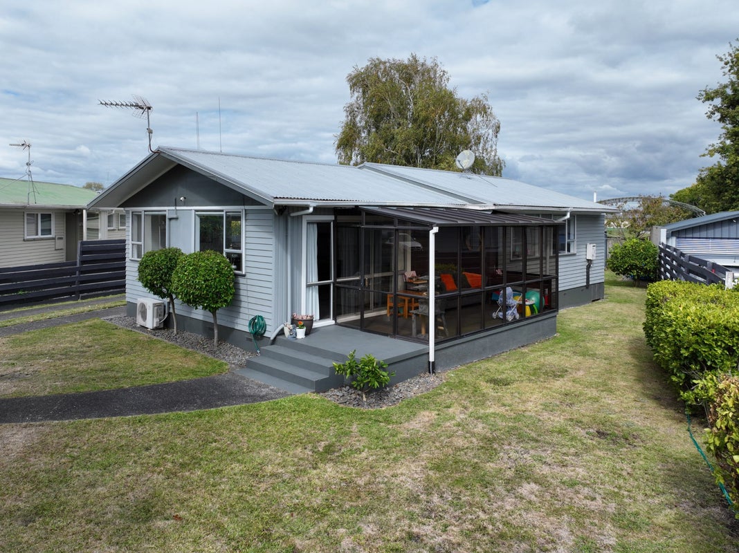 93 Collins Road, Melville, Hamilton - Carousel 1