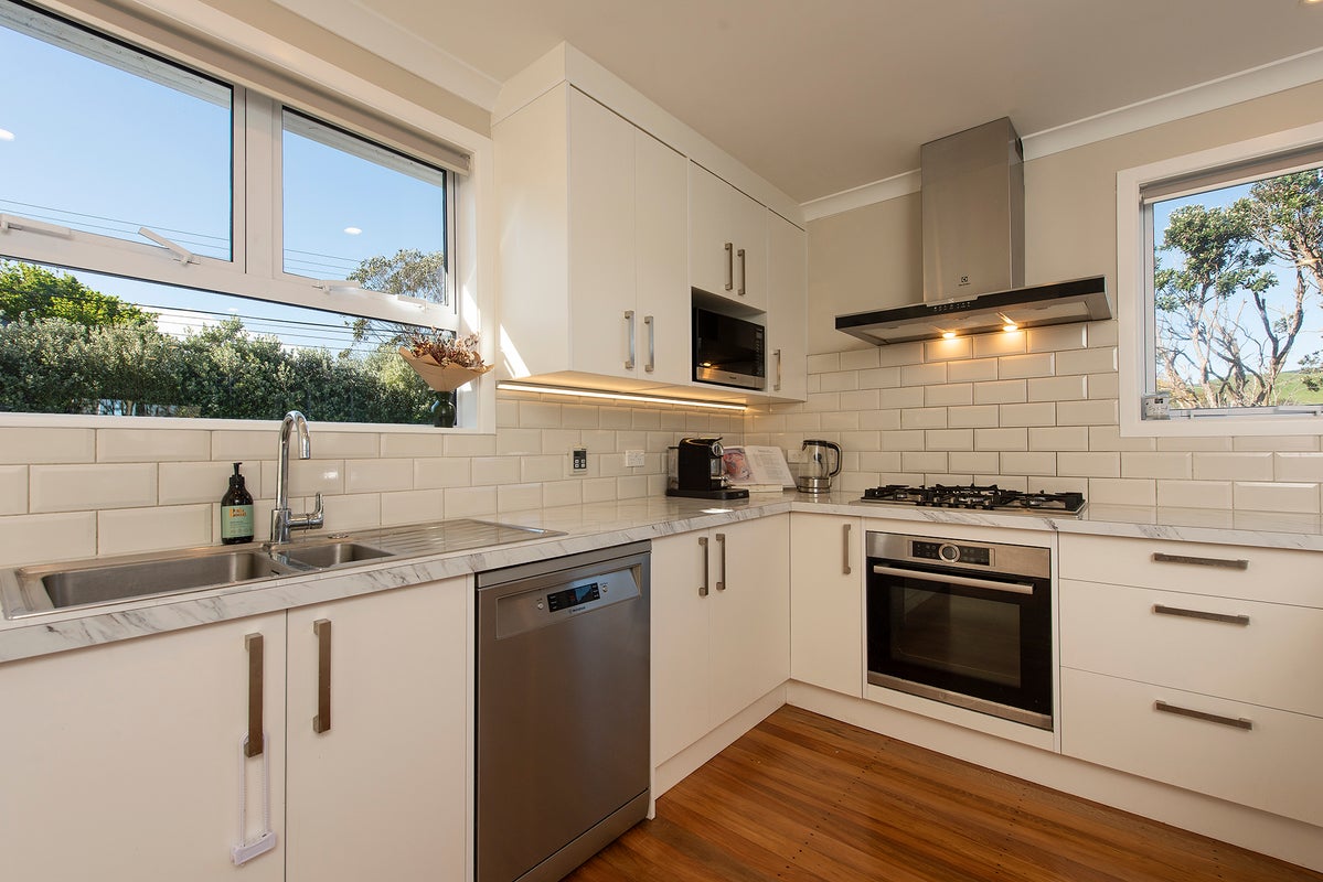 15 Mascot Street, Tawa, Wellington - Carousel 2