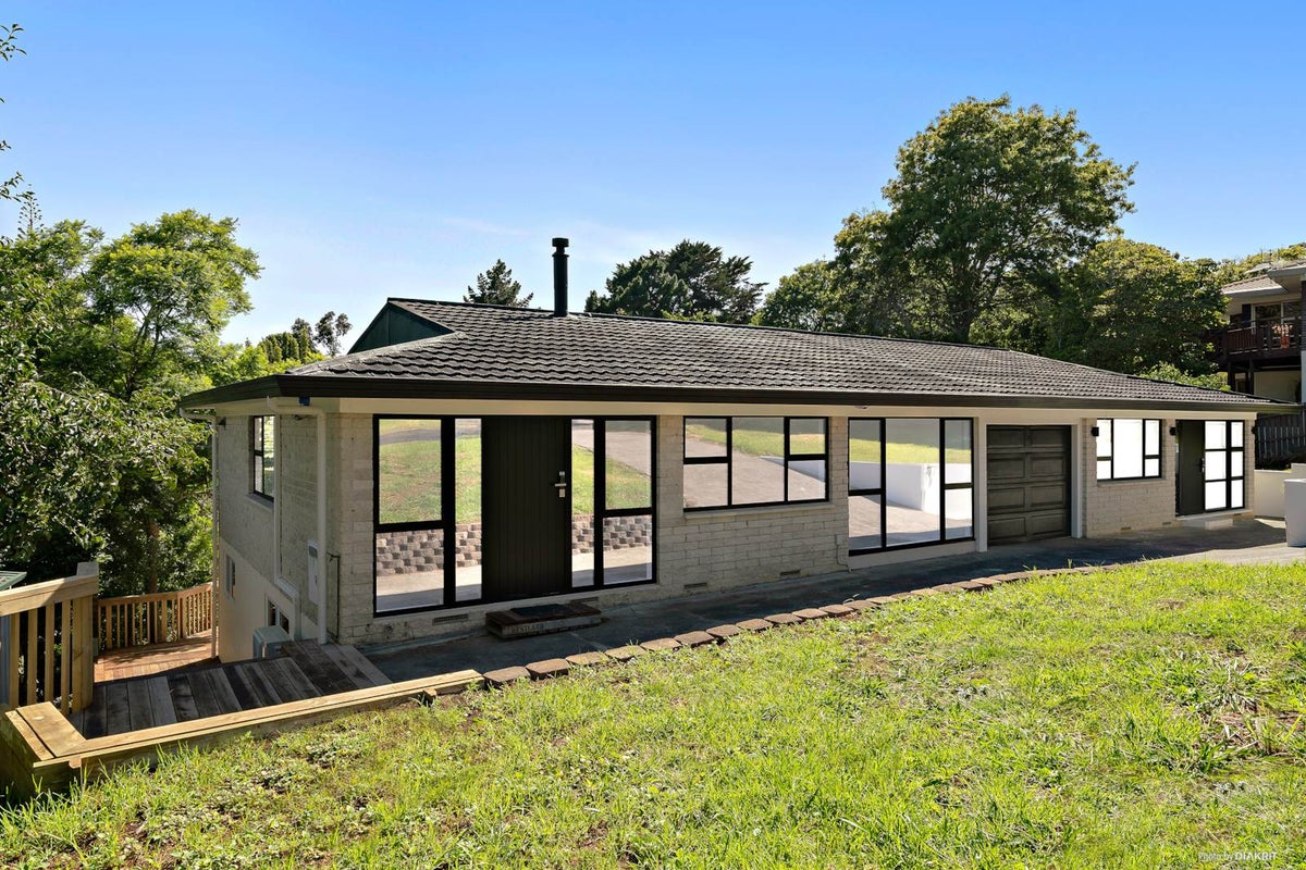 1/40 Castleton Drive, Mellons Bay, Auckland - Carousel 1
