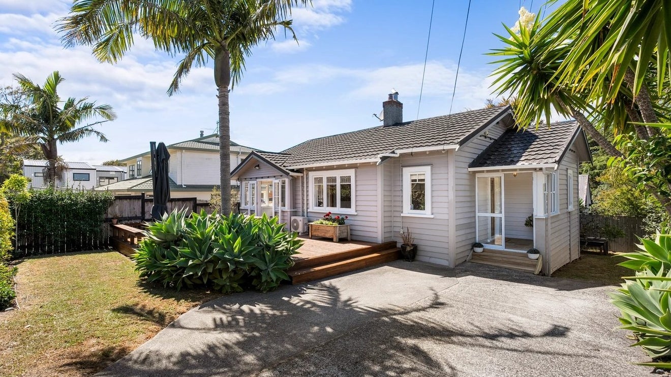 1/15 Buscomb Avenue, Henderson, Auckland - Carousel 1