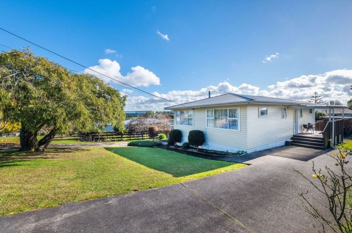 74 Sylvan Crescent, Te Atatu South, Auckland - Carousel 1
