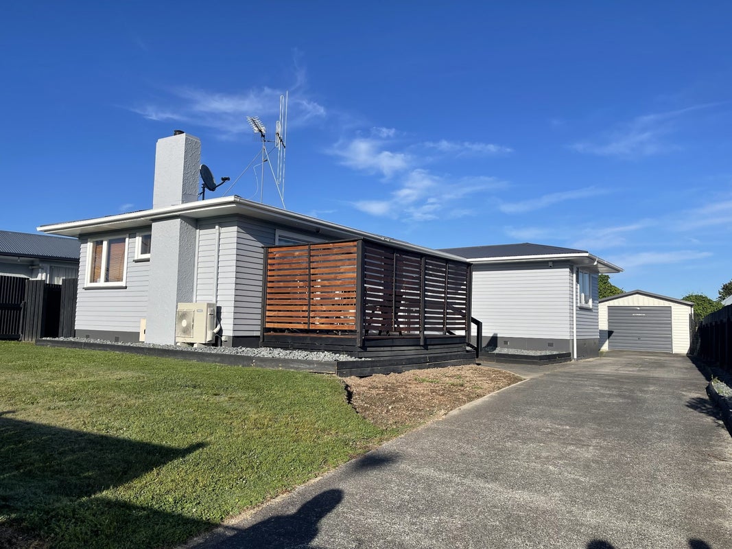 7 Deanwell Avenue, Deanwell, Hamilton - Carousel 1