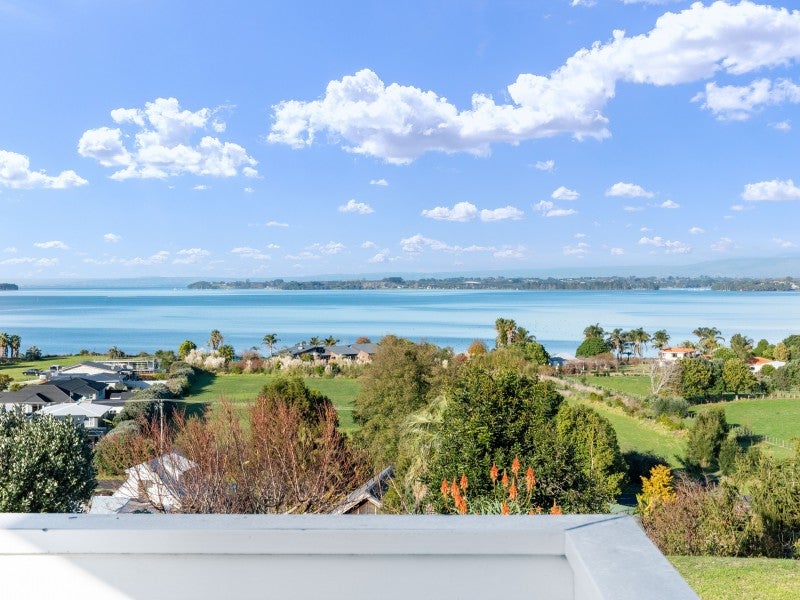 16 Adela Stewart Drive West, Athenree, Waihi Beach - Carousel 1