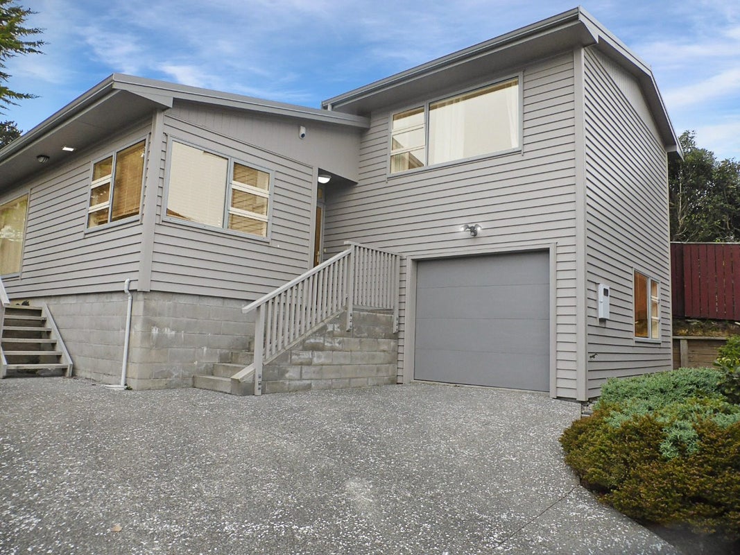 87 Taylor Terrace, Tawa, Wellington - Carousel 1