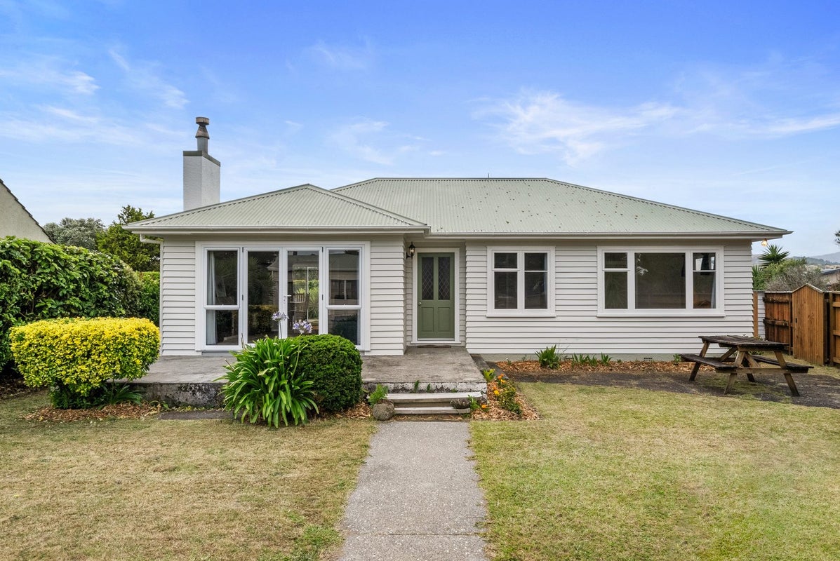 82 Alexander road, Raumati Beach, Paraparaumu - Carousel 1