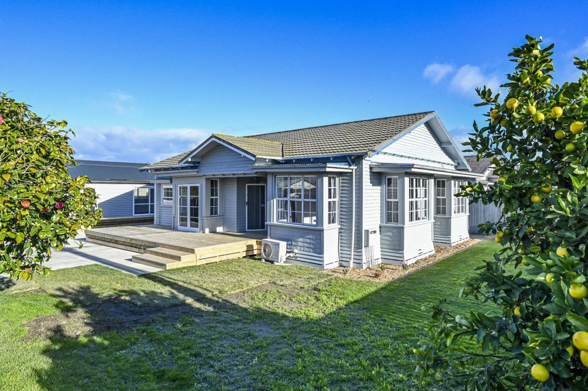 300 Willowpark Road North, Hastings, Hastings - Carousel 1