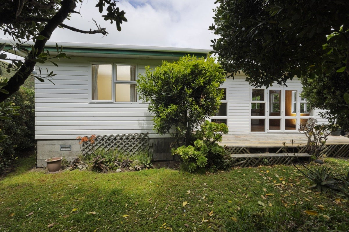 8 Estuary Street, Karori - Carousel 1