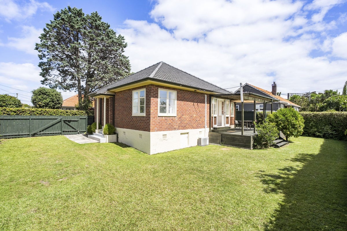 82 Asquith Avenue, Mount Albert, Auckland - Carousel 2
