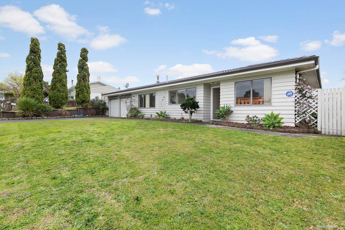 12 Vina Place, Massey, Auckland - Carousel 2