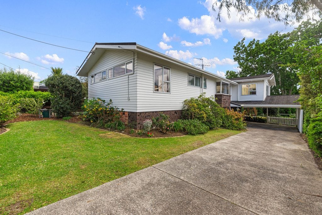 98 Tiroroa Avenue, Te Atatu South, Auckland - Carousel 1