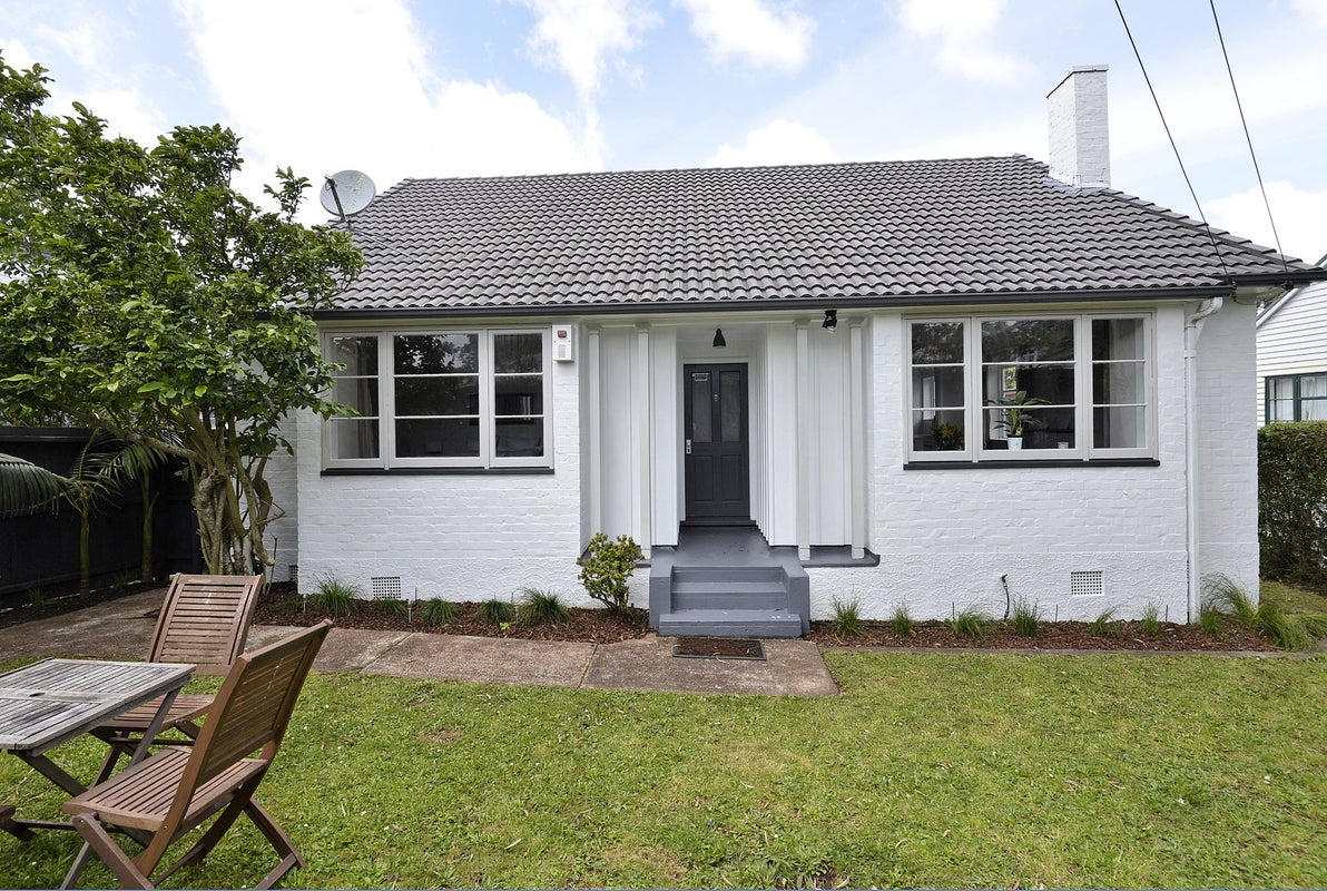 8 Owairaka Avenue, Mount Albert, Auckland - Carousel 2