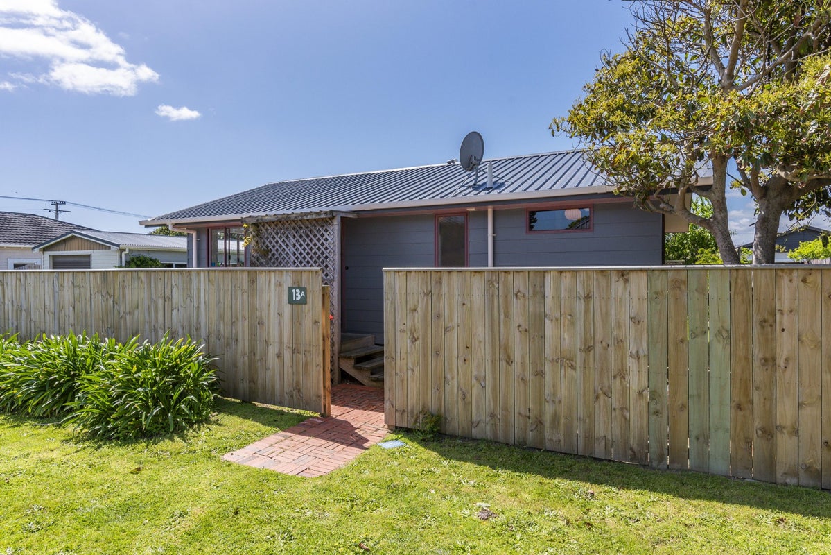 0 , Waikanae Beach - Carousel 28