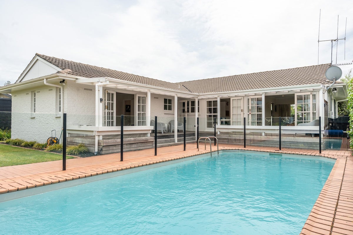 8 Clements Crescent, Queenwood, Hamilton - Carousel 1