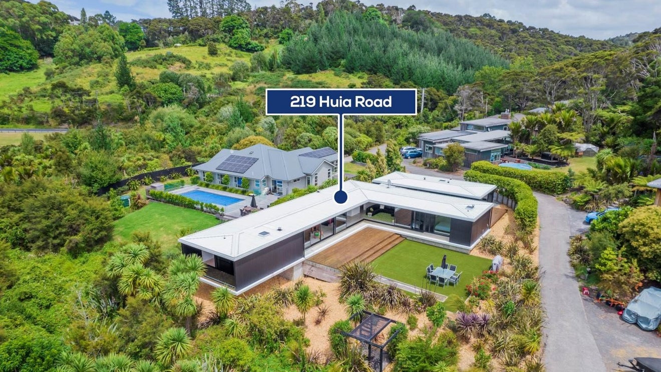 219 Huia Road, Titirangi, Auckland - Carousel 1