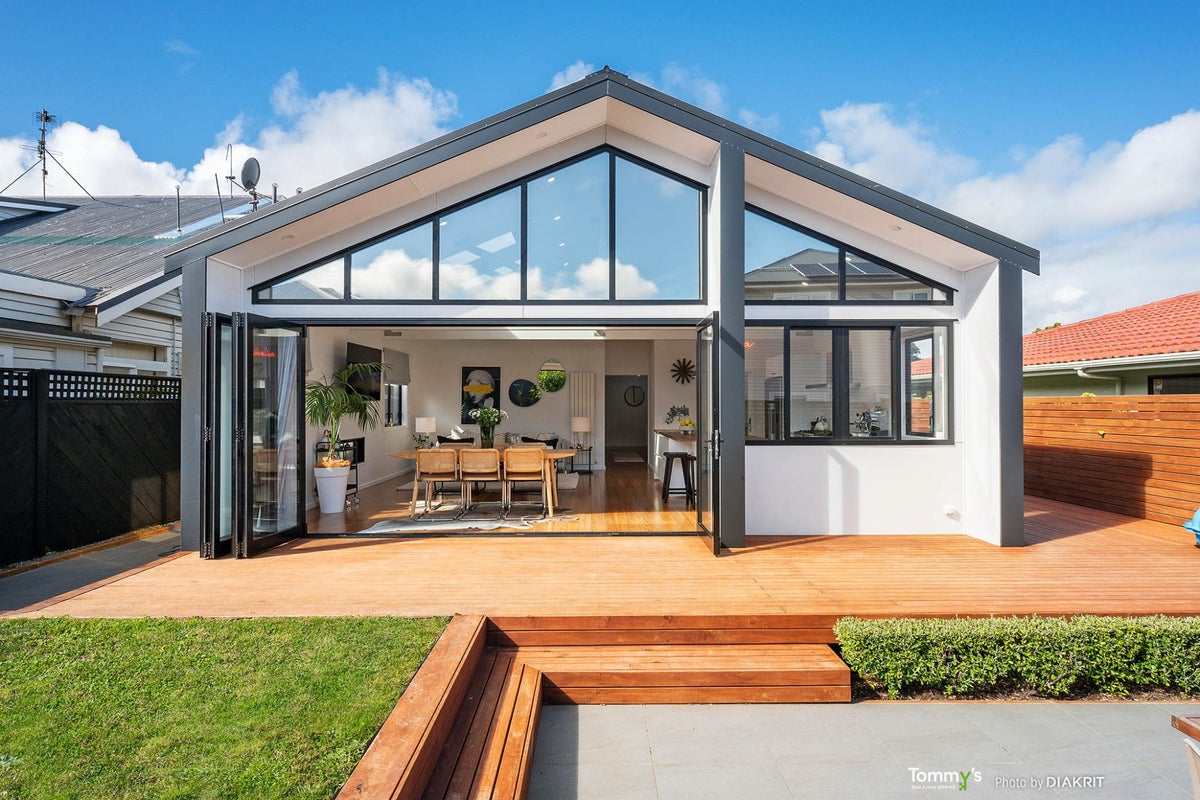 21 Nottingham Street, Karori, Wellington - Carousel 1