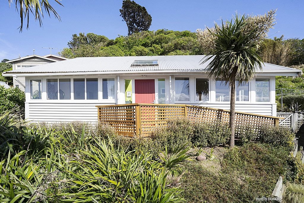 124 Queens Drive, Lyall Bay, Wellington - Carousel 2