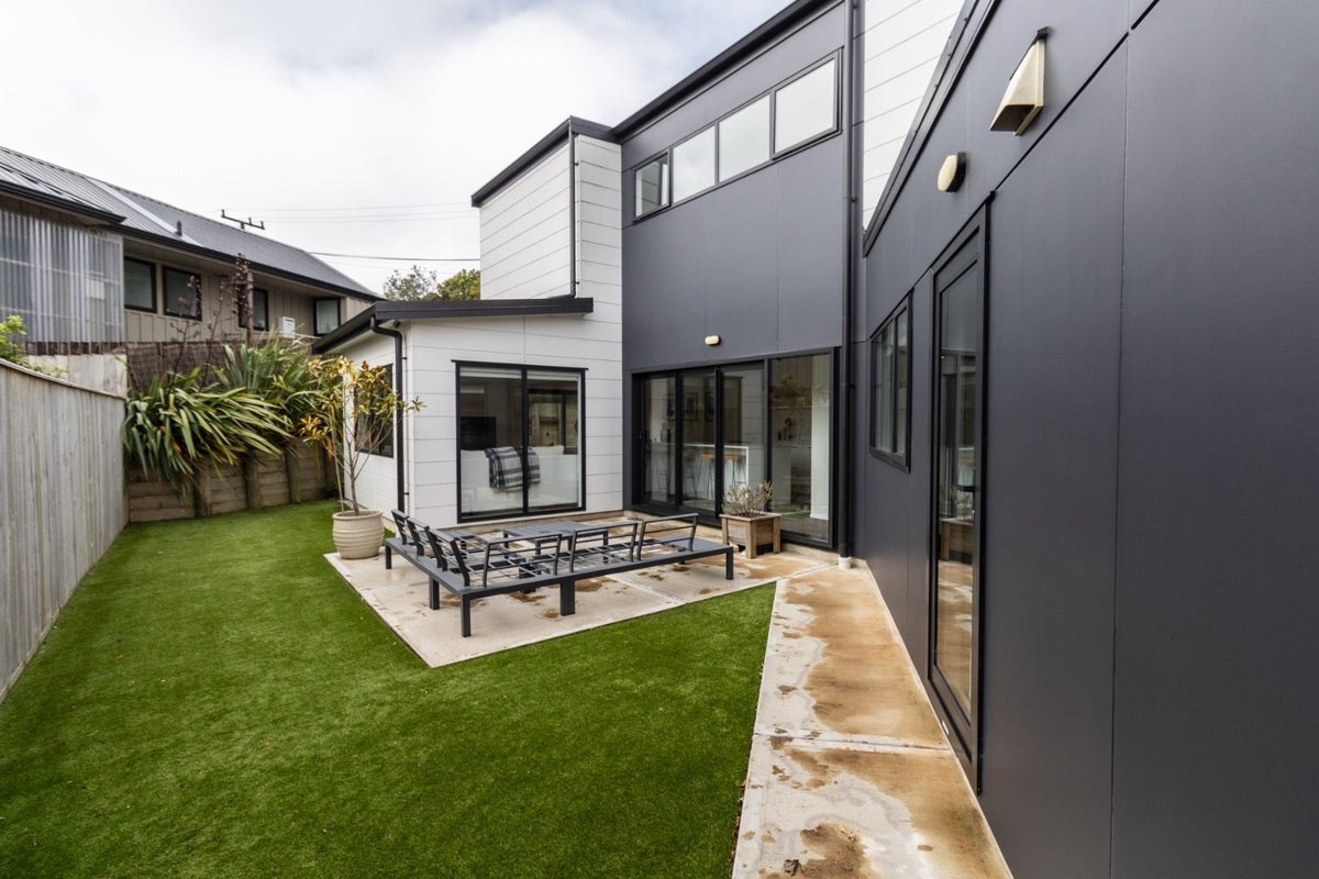 41 Glanmire Road, Newlands, Wellington - Carousel 1