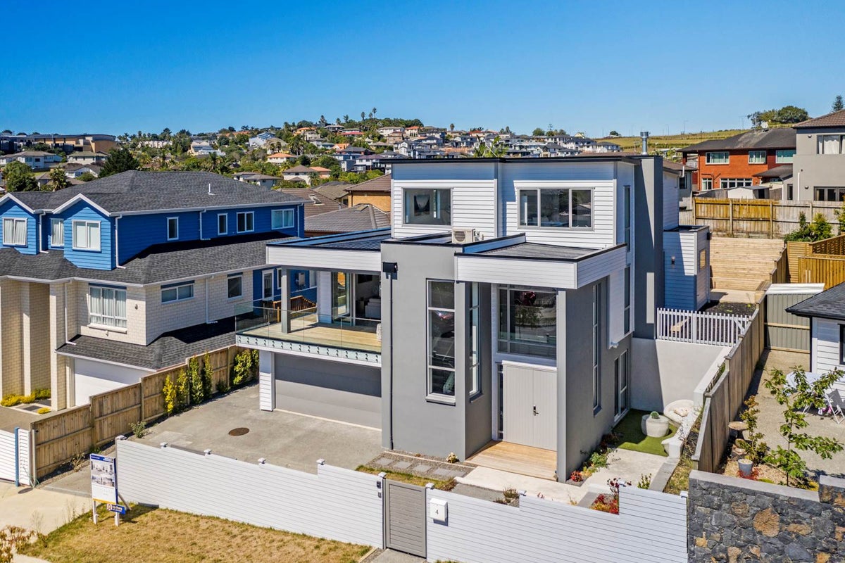 4 Lagonda Rise, Oteha, Auckland - Carousel 2