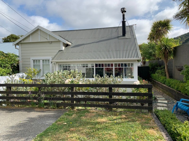 6 Miro Street, Eastbourne, Lower Hutt - Carousel 1
