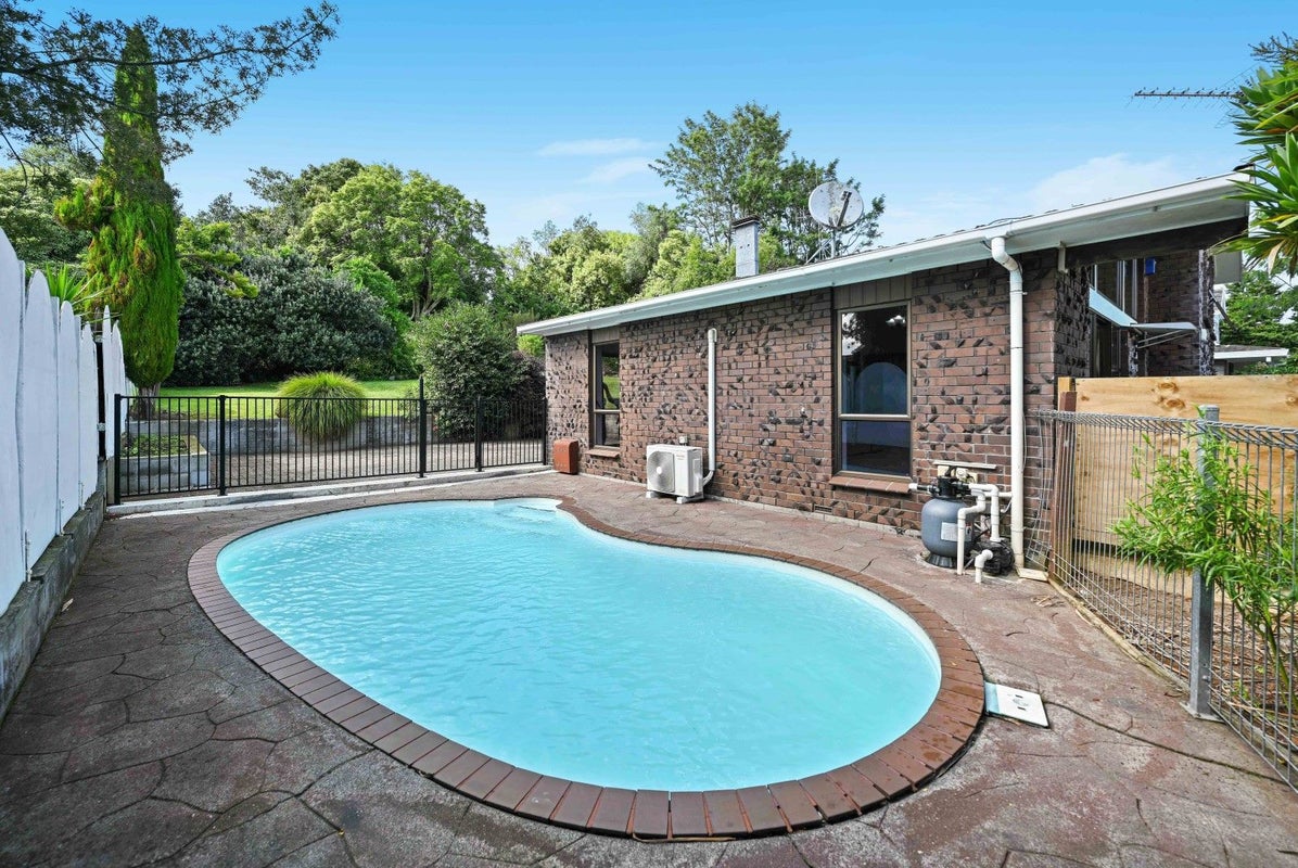 31 Pohutukawa Drive, Pukete, Hamilton - Carousel 1