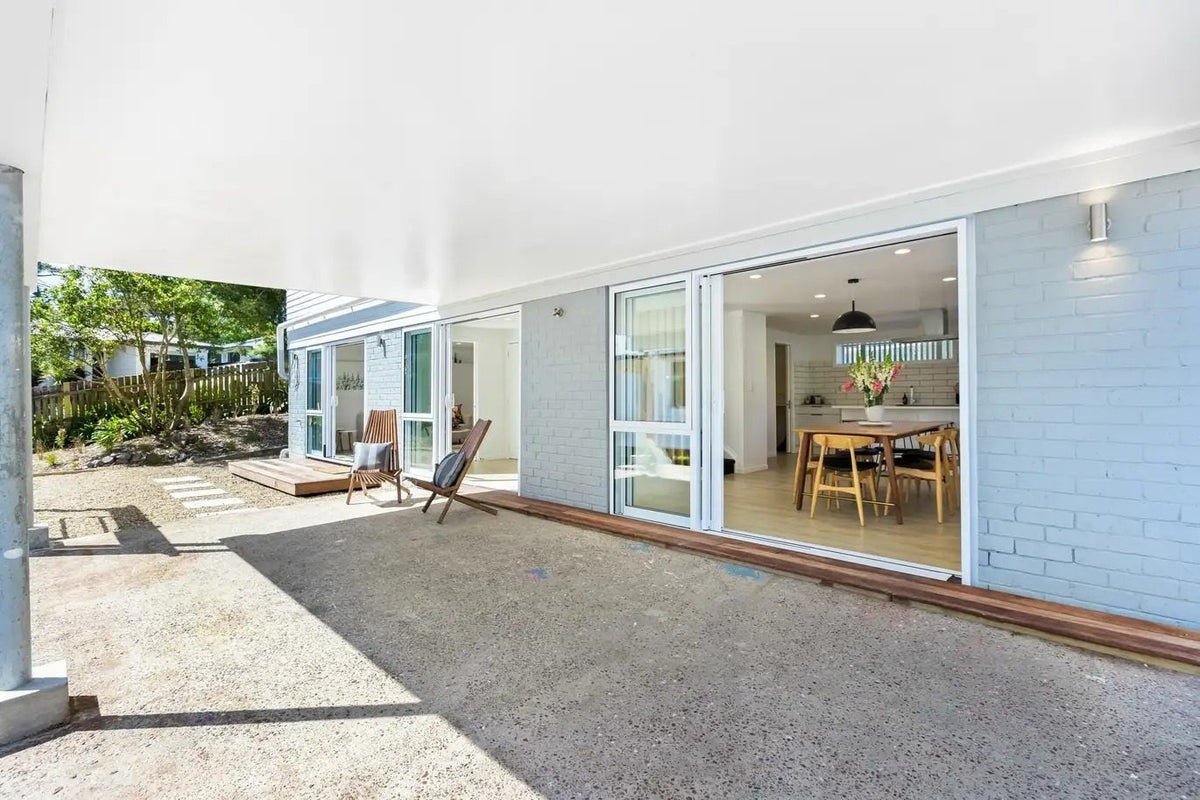6 Alston Avenue, Kelston, Auckland - Carousel 1